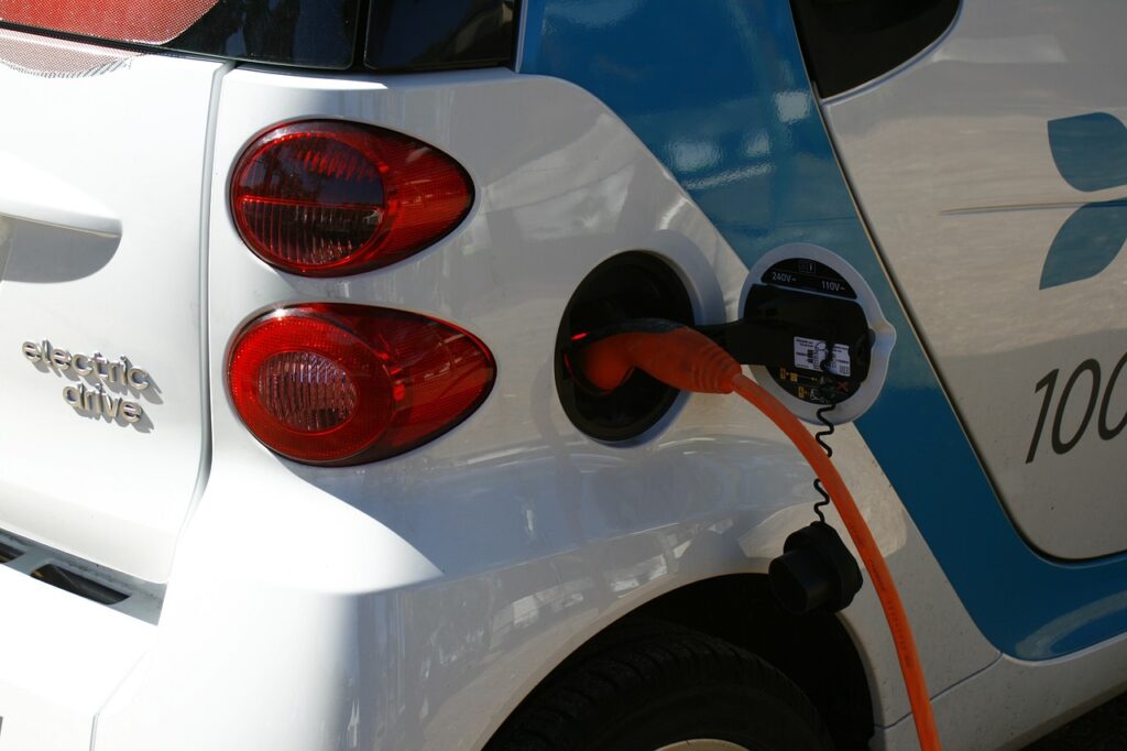 electric-car-558344_1280