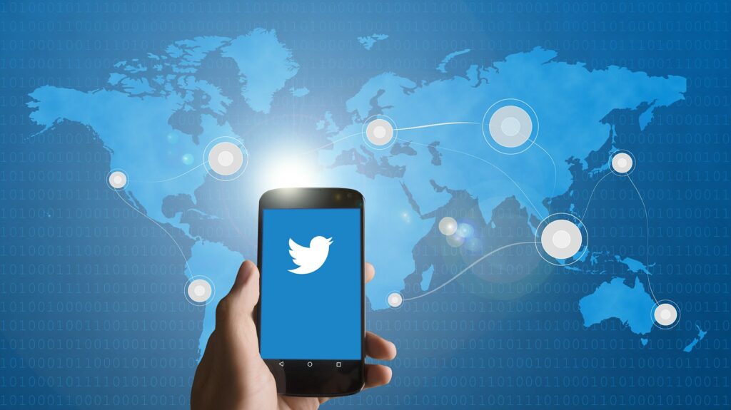 imagen de smartphone, twitter, tuits