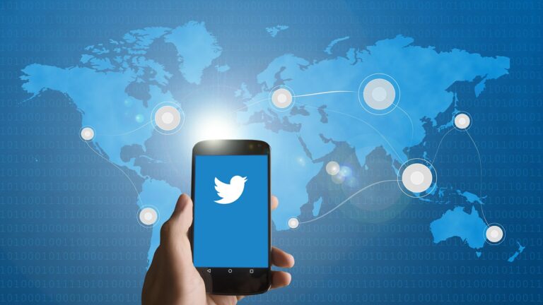 imagen de smartphone, twitter, tuits