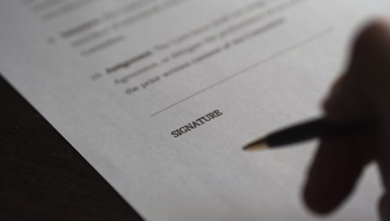 fraude en contratos, contratos fraudulentos, imagen firma