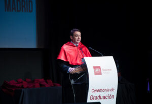 Carlos Martínez durante su discurso en el acto de Graduación IMF