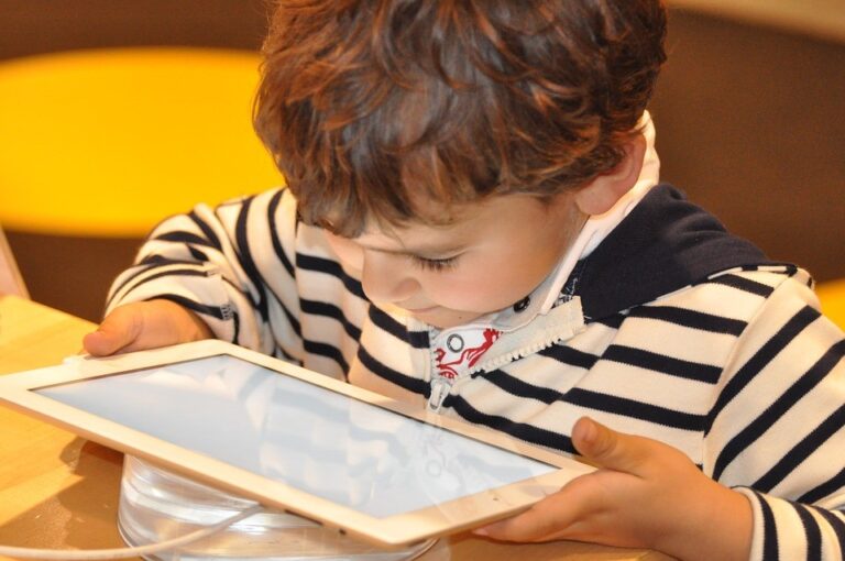 ninos enganchados a la tecnologia