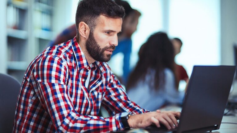 Industria 4.0, la transformación digital del sector industrial : IUTA - UAH