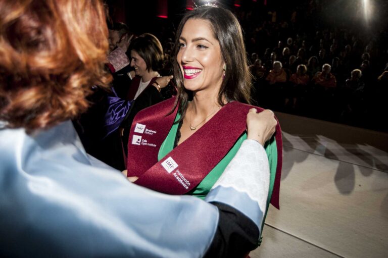 entrega de becas en la graduacion imf 2018