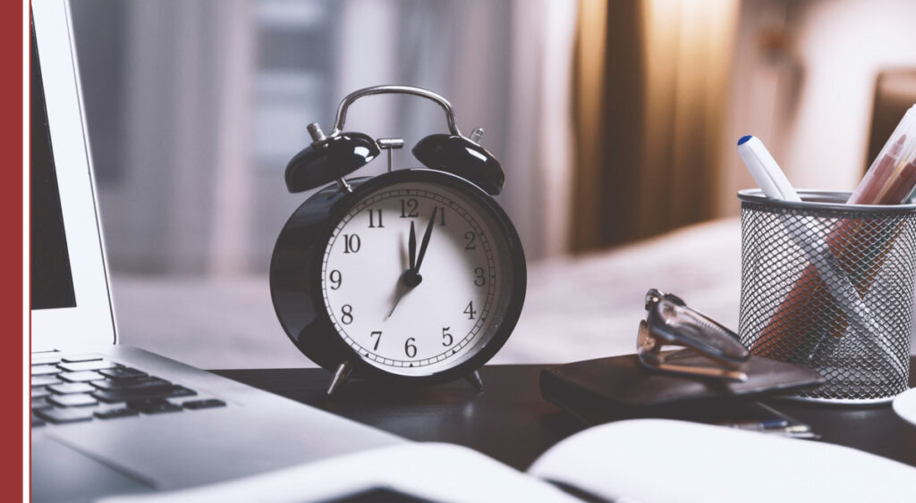 Recientemente todas las empresas han tenido que acatar la nueva Ley que obliga a regular el registro de la jornada laboral a todos los empleados.  Desde Recursos Humanos, hay un debate abierto sobre si es la mejor solución para lo que se pretende. Vamos a tratar de dar un poco de luz sobre lo que la Ley busca regular y sobre las diferentes posturas al respecto.