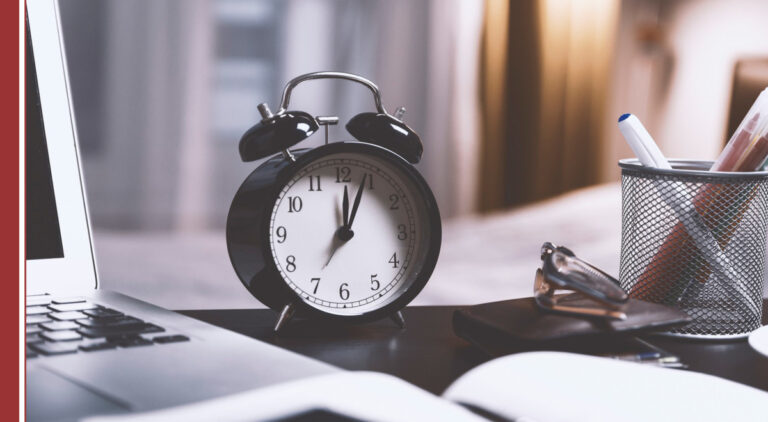 Recientemente todas las empresas han tenido que acatar la nueva Ley que obliga a regular el registro de la jornada laboral a todos los empleados.  Desde Recursos Humanos, hay un debate abierto sobre si es la mejor solución para lo que se pretende. Vamos a tratar de dar un poco de luz sobre lo que la Ley busca regular y sobre las diferentes posturas al respecto.