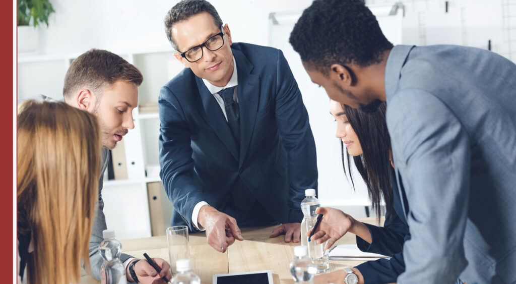 Dicen que estamos en el momento de la historia con más generaciones coincidiendo, trabajando juntas. Hasta 5 generaciones juntas con sus diferencias, sus genialidades y sus complicaciones. Recursos Humanos tiene que hacer un esfuerzo para integrar a todas estas personas en la organización. No siempre es fácil, pero se pueden integrar a los perfiles senior con los millenials.