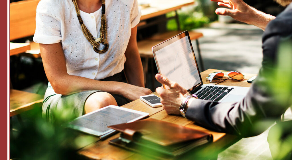 Estar en LinkedIn es una forma más de hacer networking con profesionales. Y es una la red social donde Recursos Humanos tiene puesta la mirada porque permite a los reclutadores hallar grandes candidatos para sus procesos de selección. Desde LinkedIn nos acercan las claves para ayudaros.