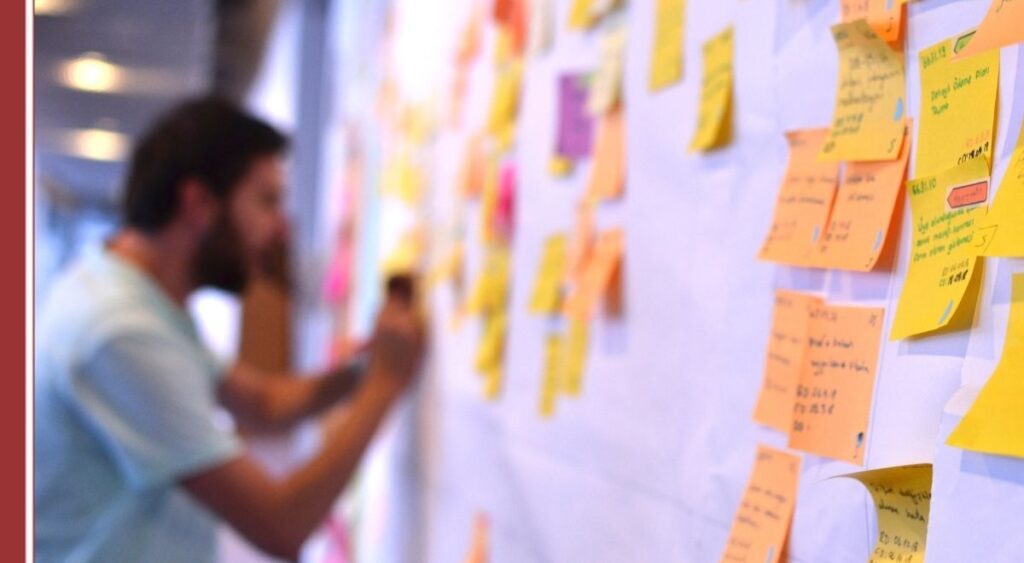 Desde que los departamentos más innovadores de algunas organizaciones implantaras nuevas fórmulas de organización y gestión, hay una que resuena cada vez en más áreas. La metodología Agile SCRUM está ganando adeptos por estar demostrando su valía y todo el potencial que puede aportar en toda la organización. Desde luego en Recursos Humanos está iluminando una nueva forma de gestionar los procesos internos.