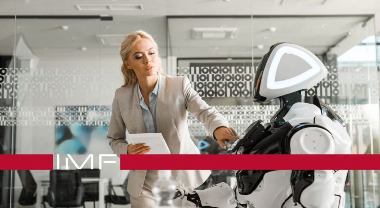Mujer supervisando robots